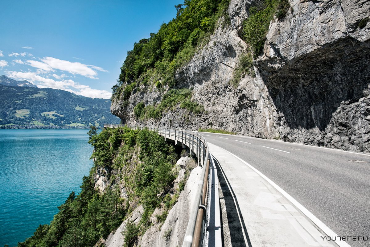 Дорога вдоль озера тун Швейцария