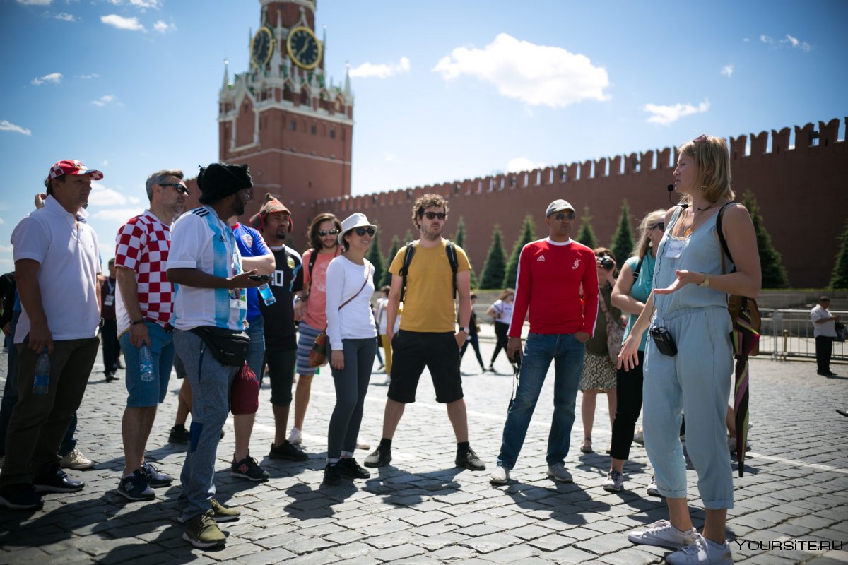 Туристы в России