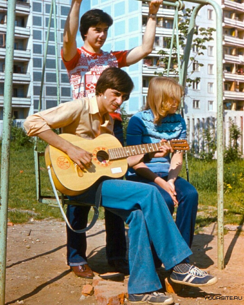 Советская молодежь с гитарой