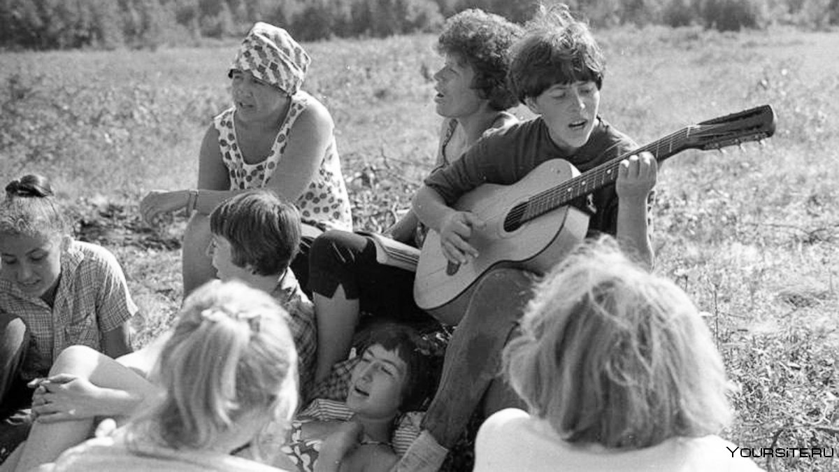 Советская молодежь с гитарой