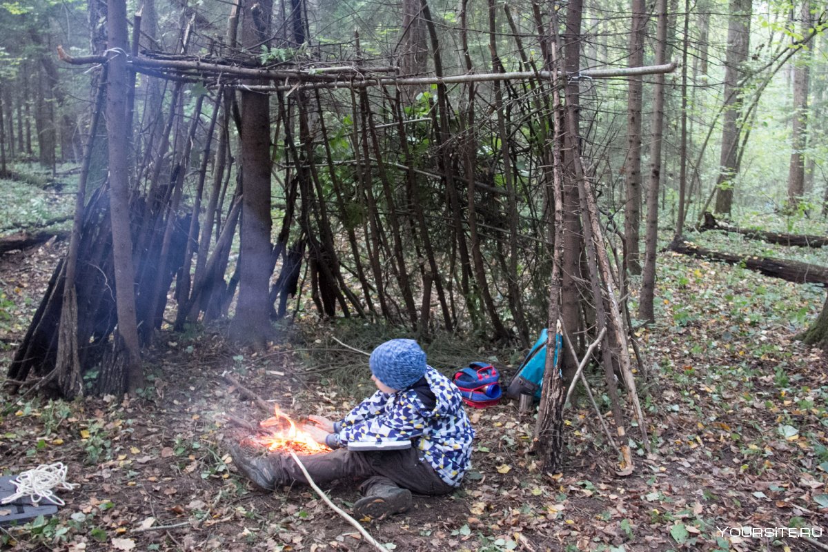 Детские шалаши в лесу