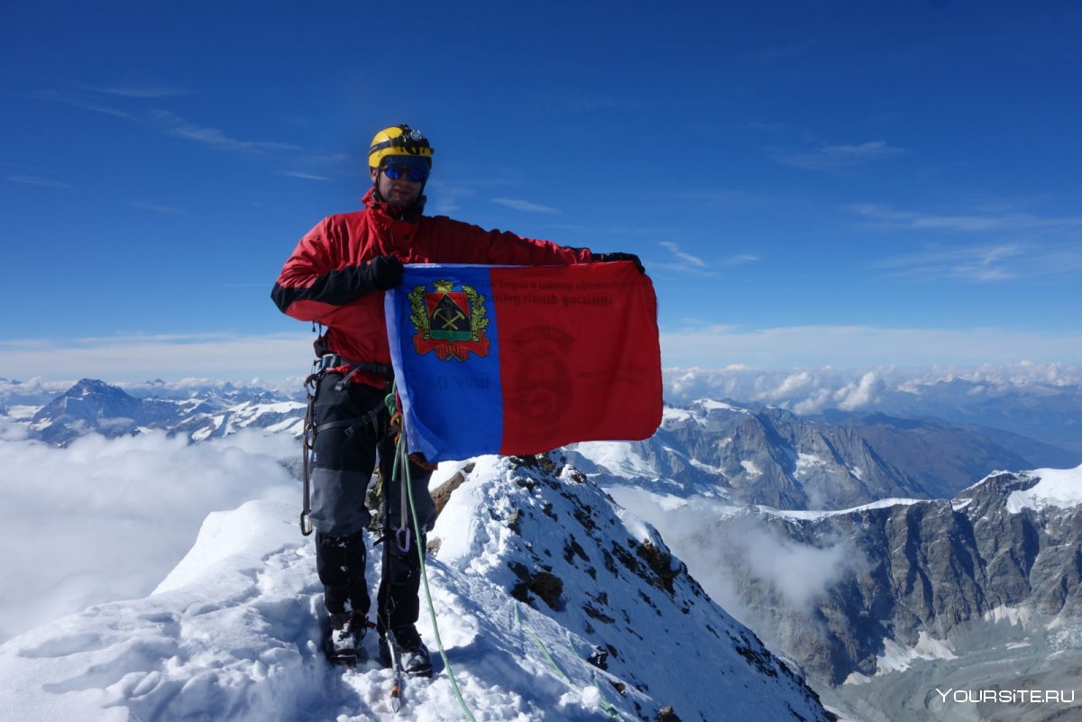 Гора Эверест с флагом