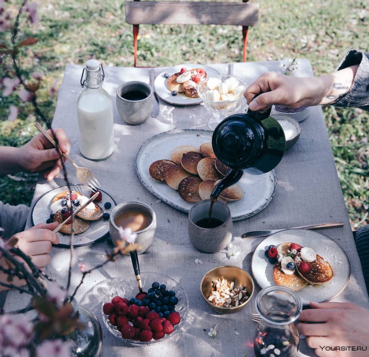 Романтический завтрак на природе