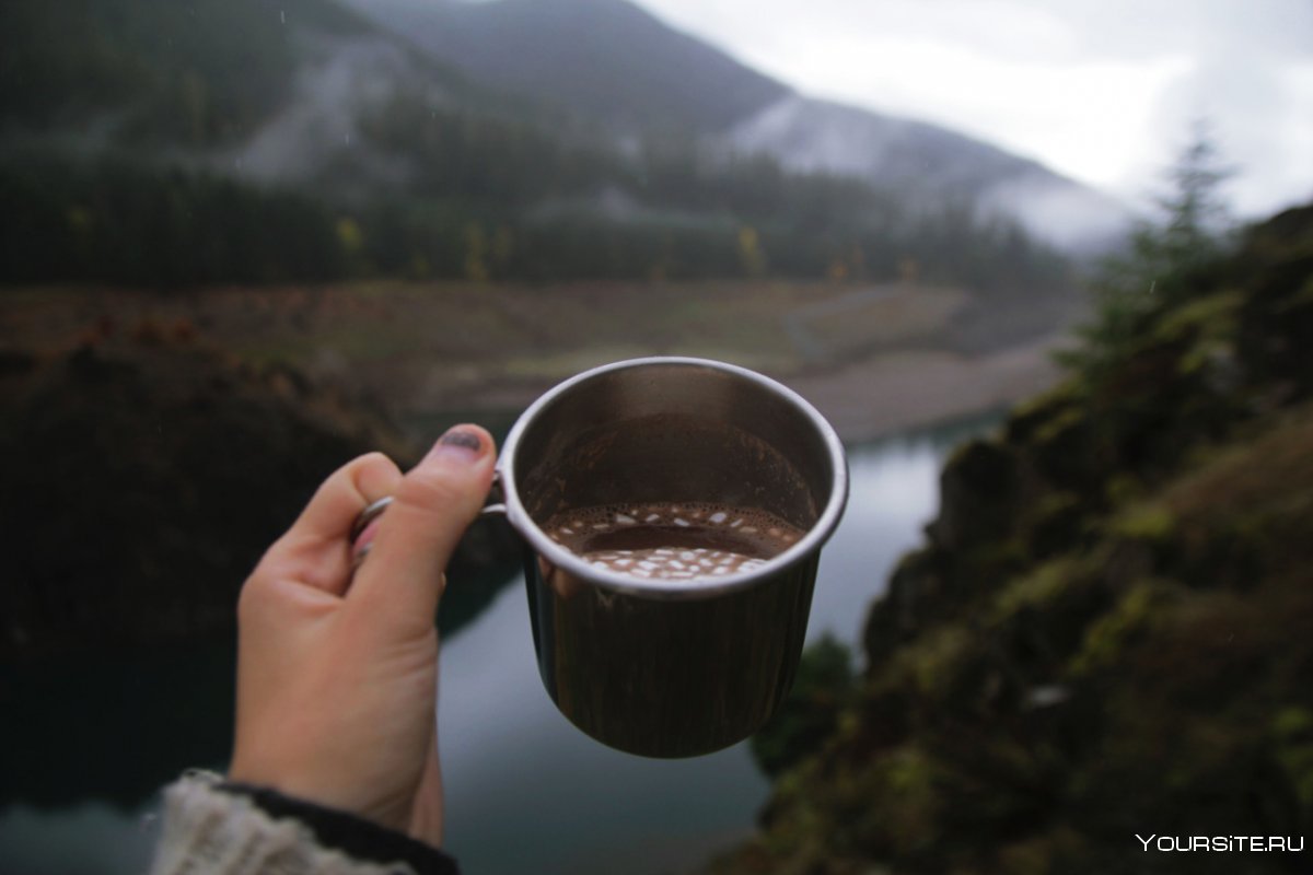 Кружка кофе в горах
