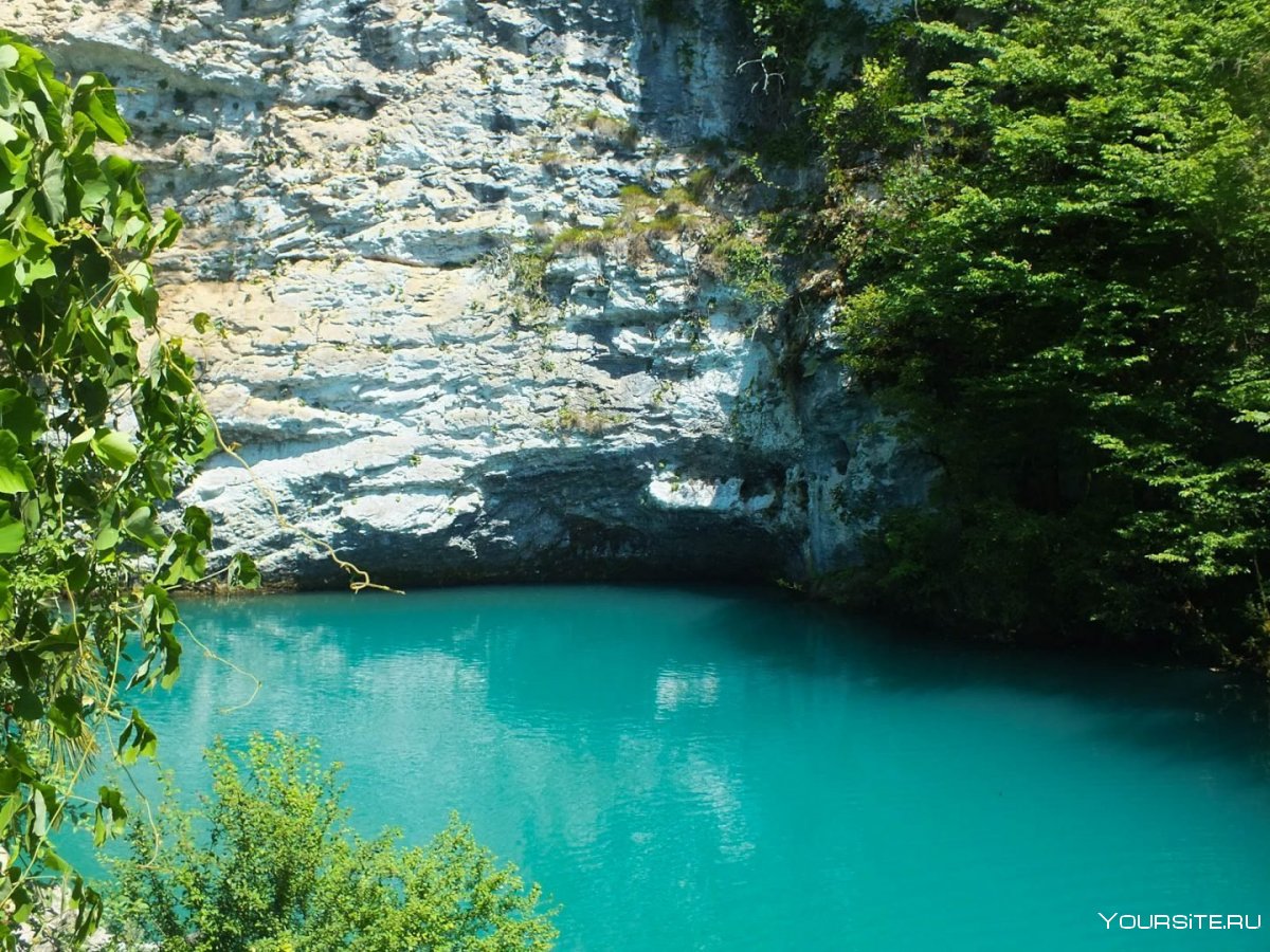 Голубое озеро малая Рица