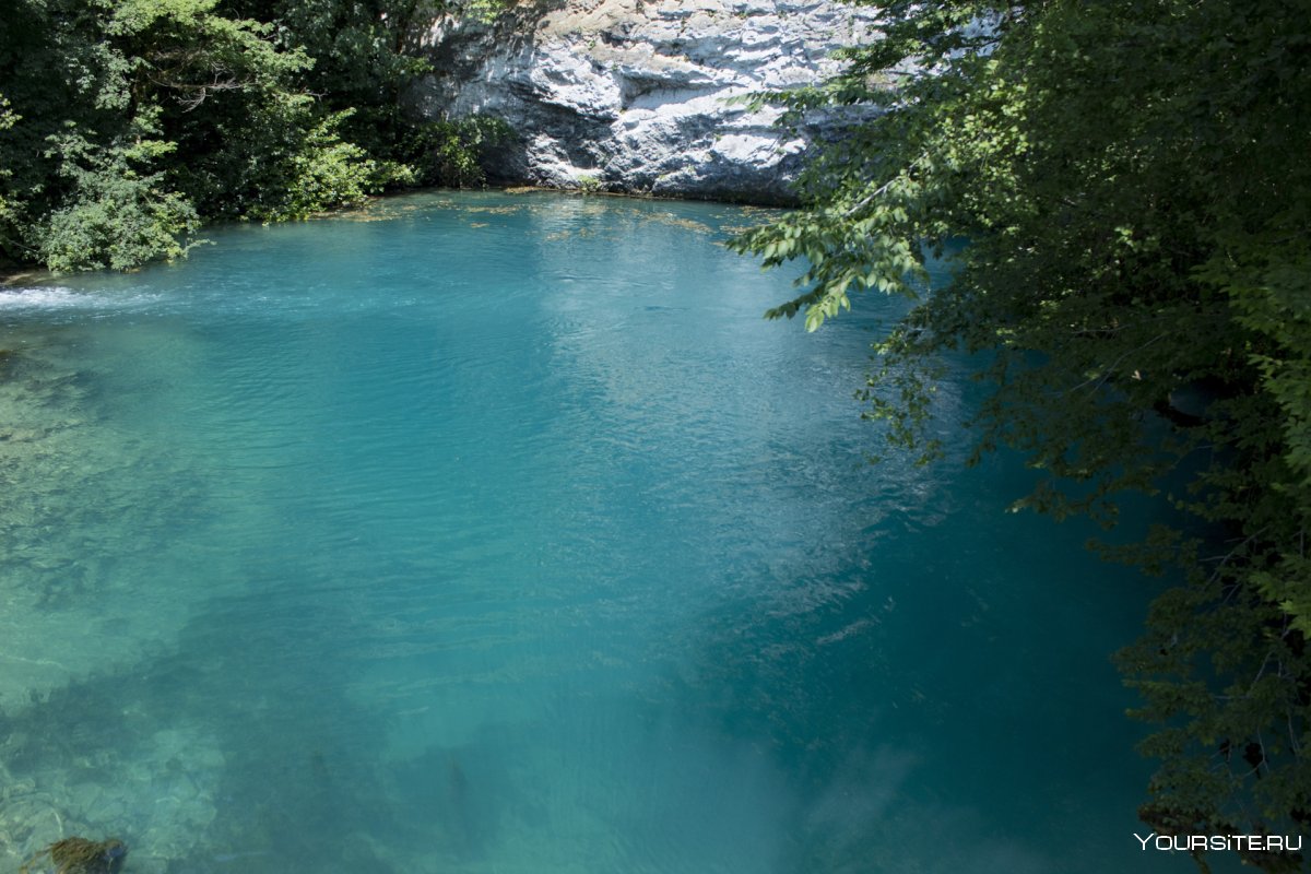 Озеро Рица голубое озеро