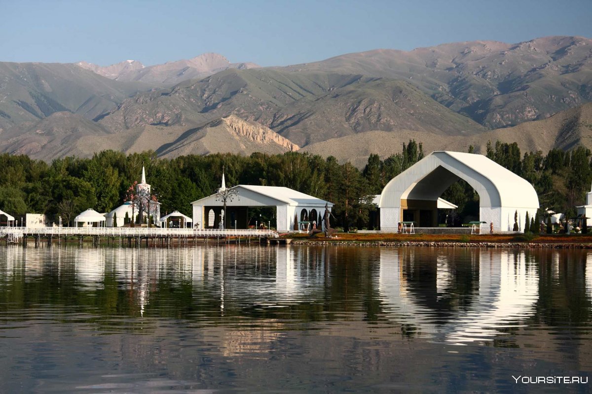 Гранитная гора на берегу озера Иссык-Куль