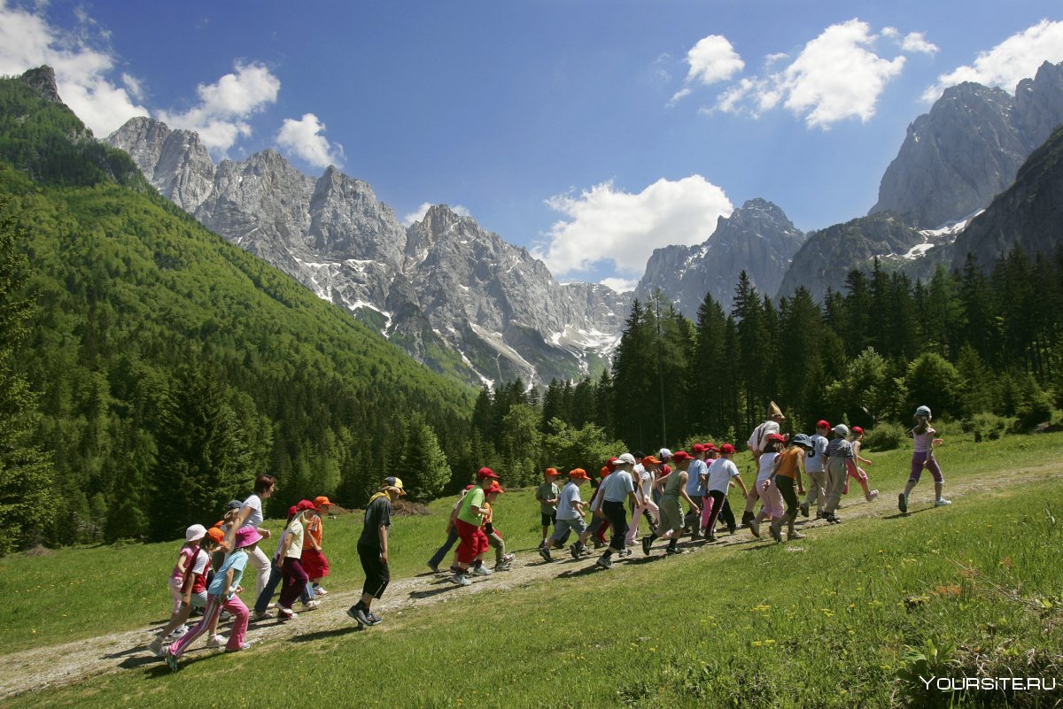 Дети в лагере в горах