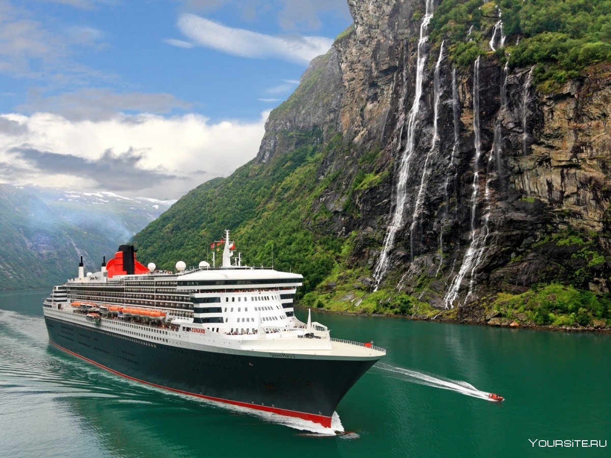Лайнер Queen Mary 2 в Норвегии