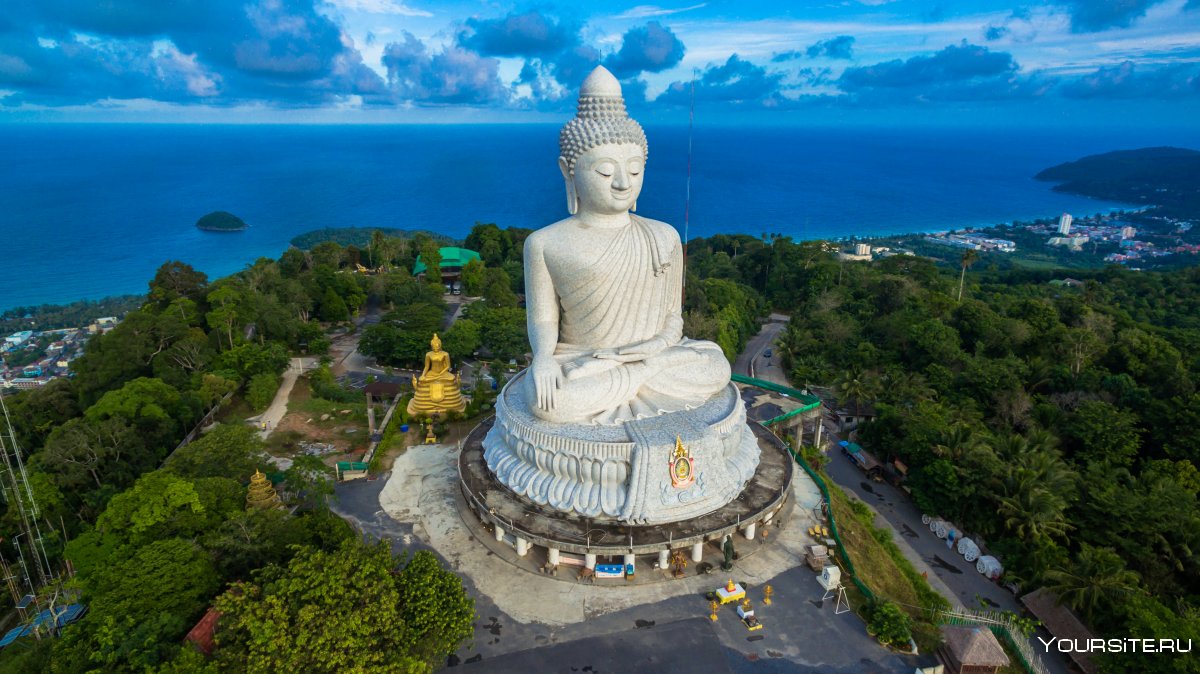 Скульптура Будды Золотая Тайланд вдалеке