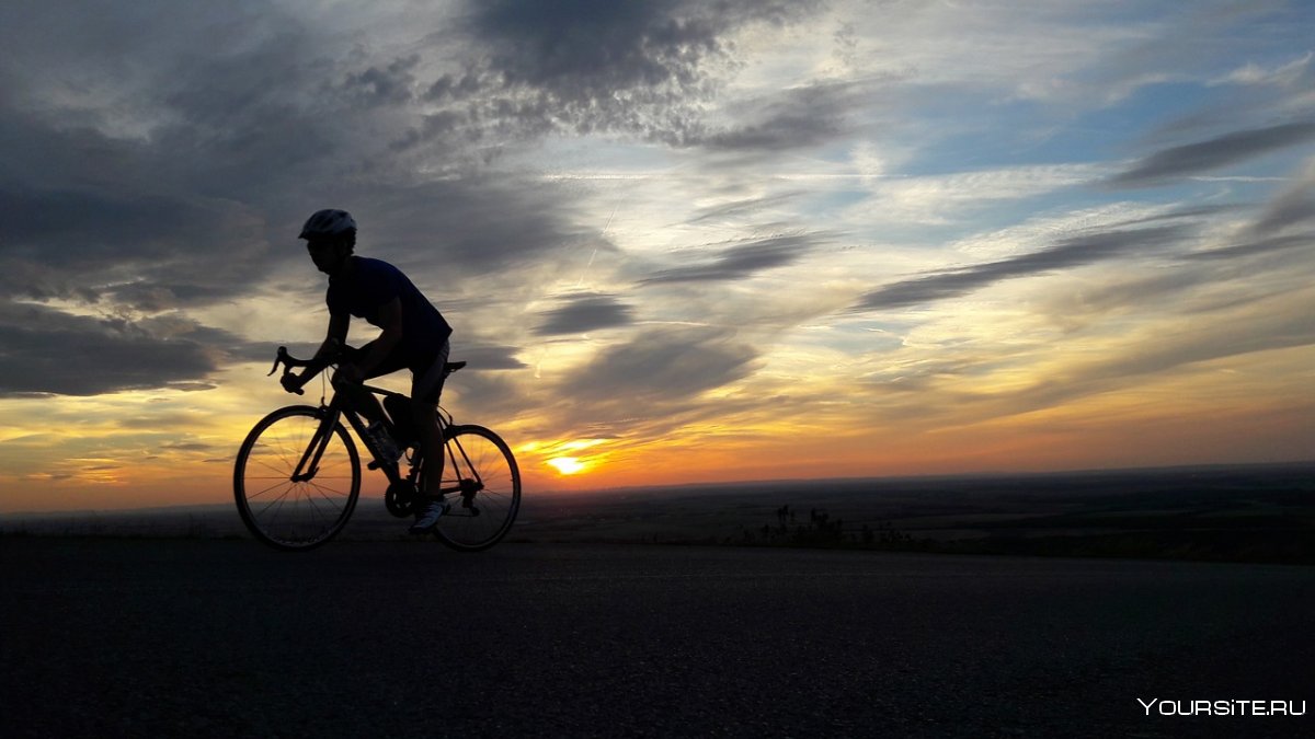 Велосипедист на фоне заката