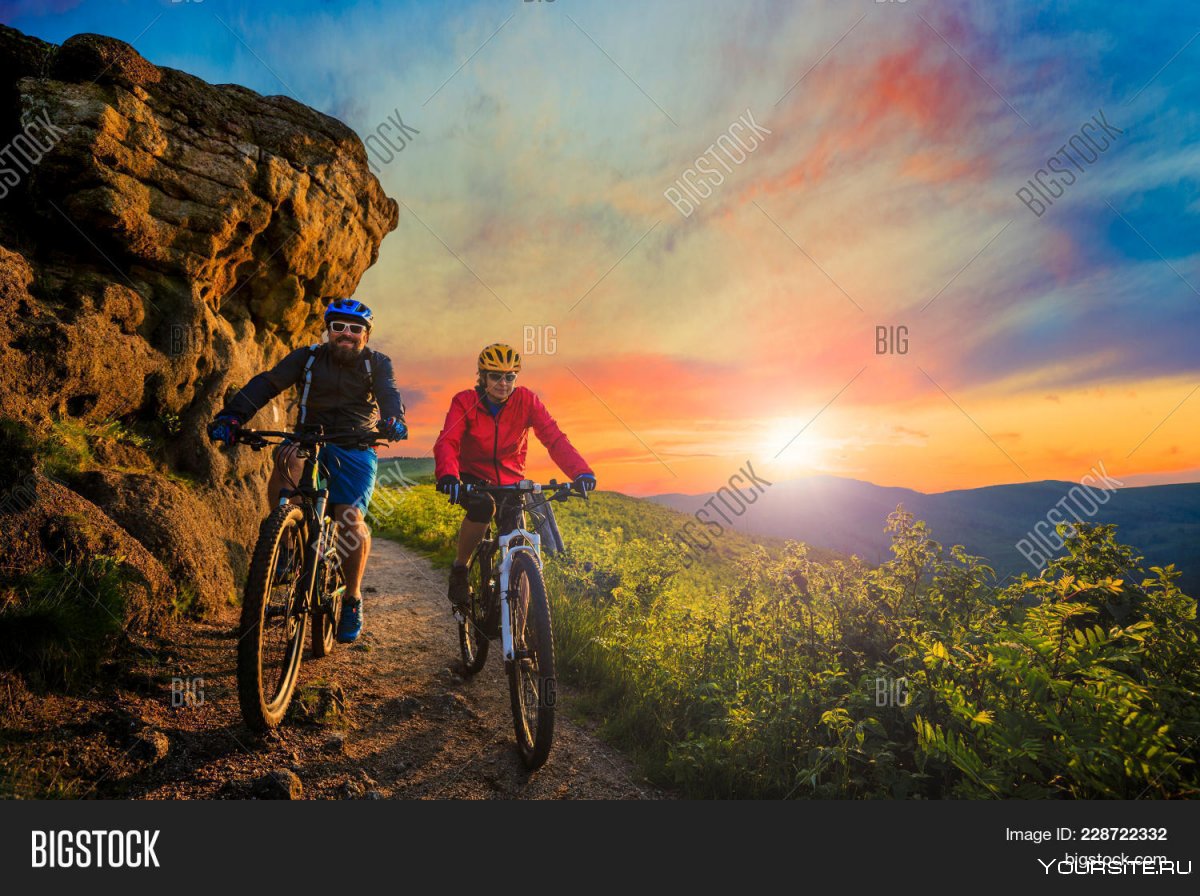 Женщина на велосипеде в горах