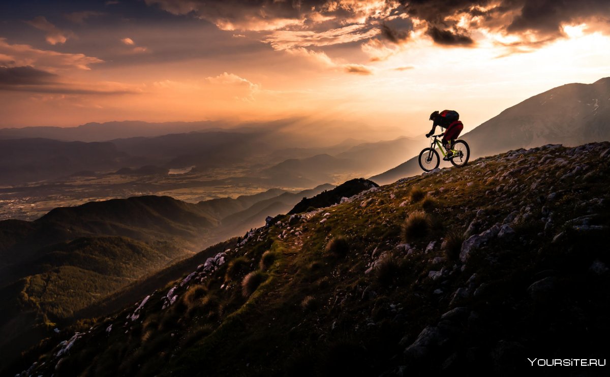 Фотообои велосипедист в горах