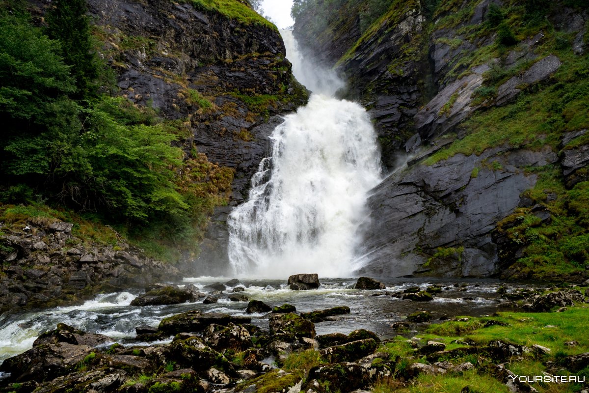 Водопад Хенгьанефоссен в Норвегии