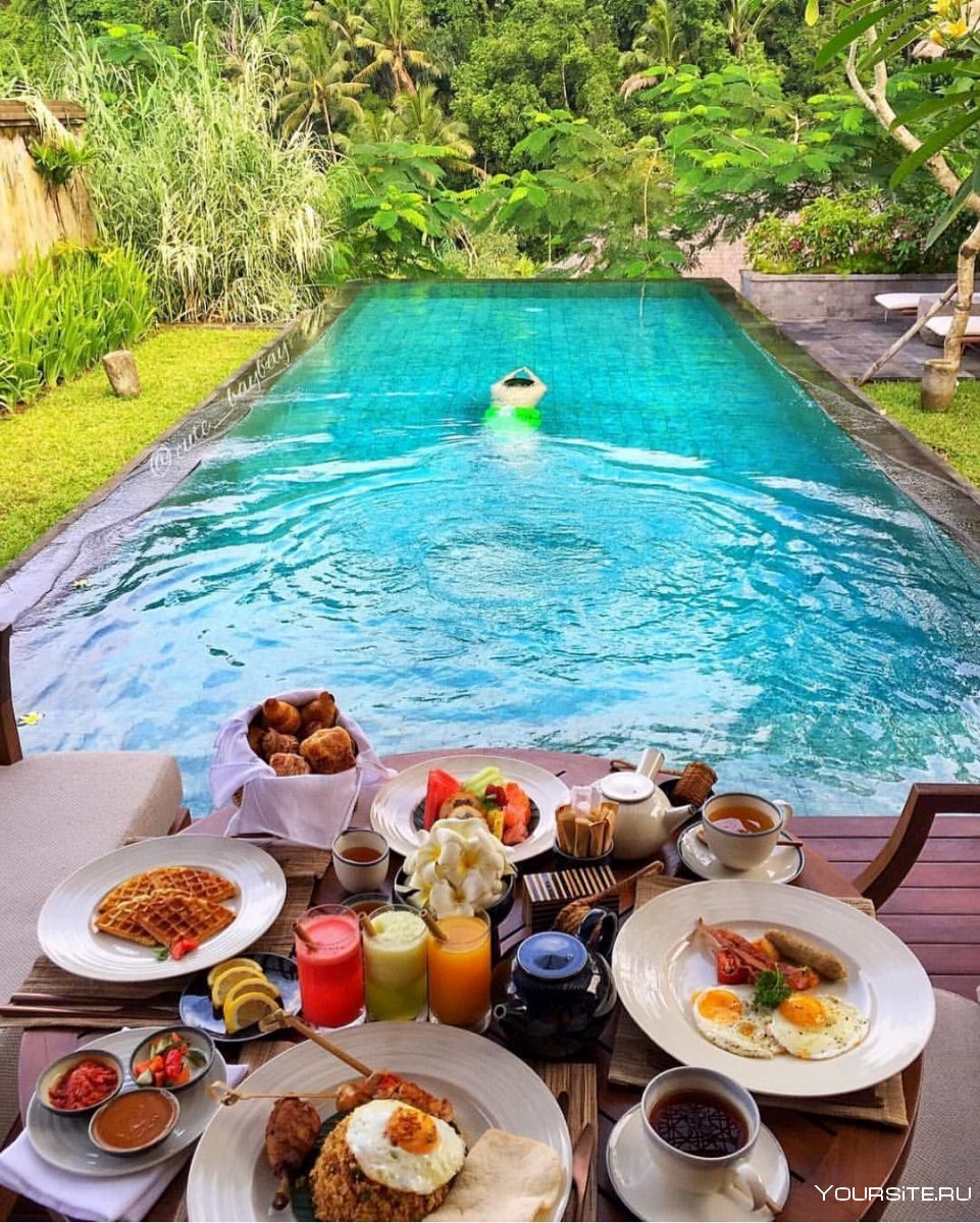 Завтрак в бассейне на Бали