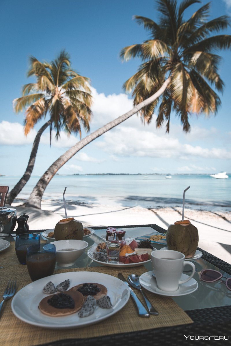 Идеальный завтрак на берегу моря