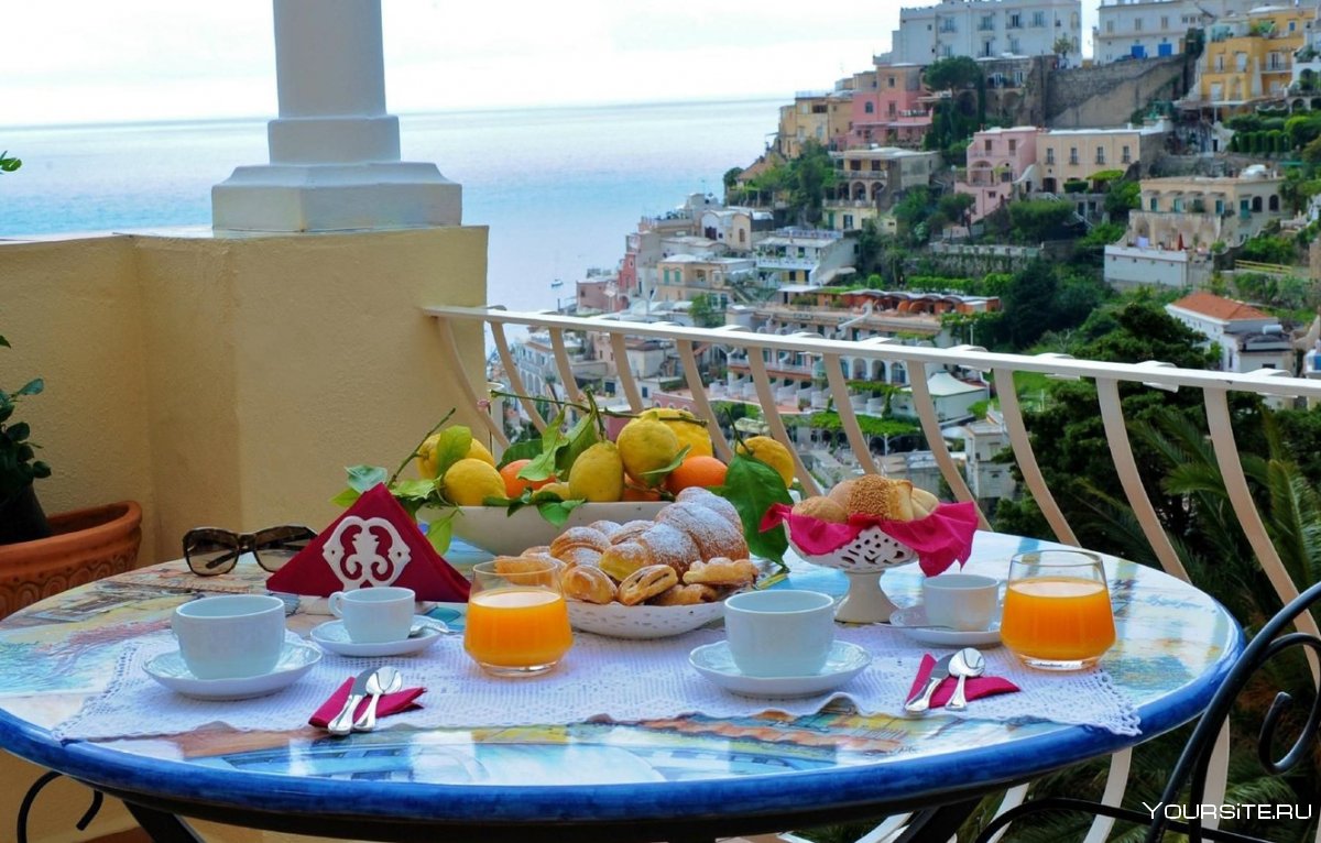 Завтрак на балконе с видом на море