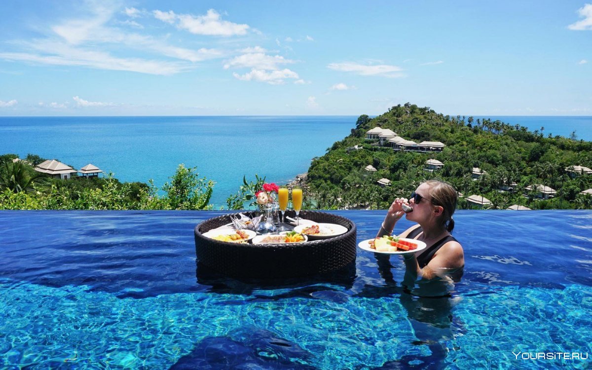 Завтрак в бассейне на Бали