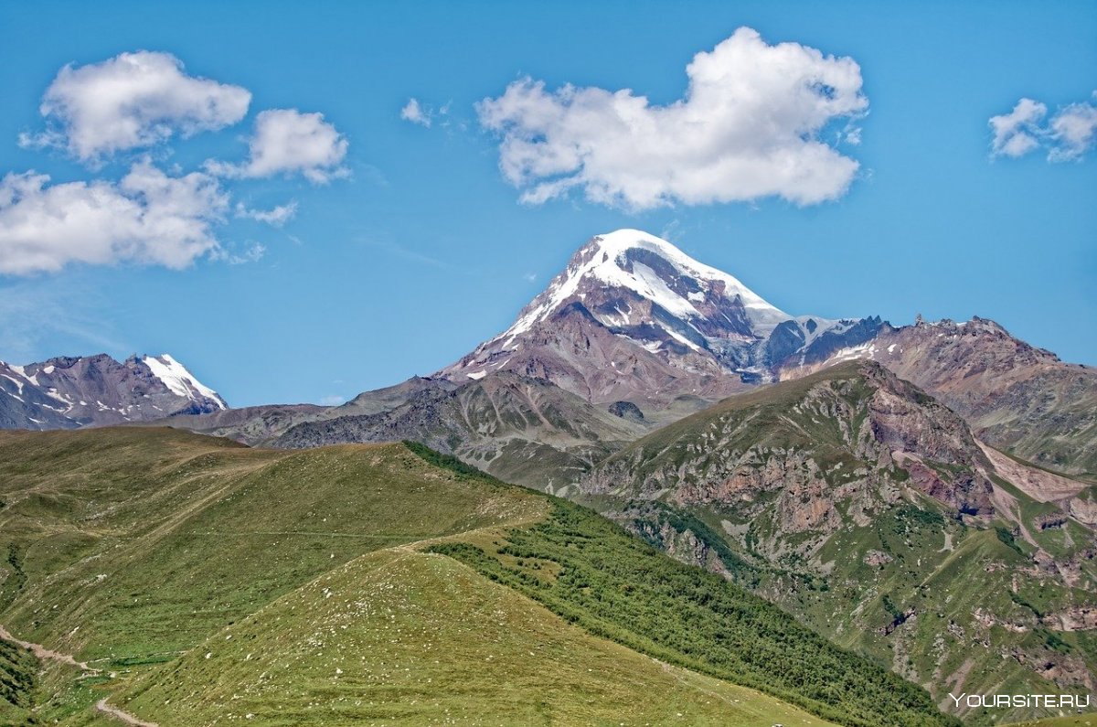 Гора Казбек вид с Ингушетии
