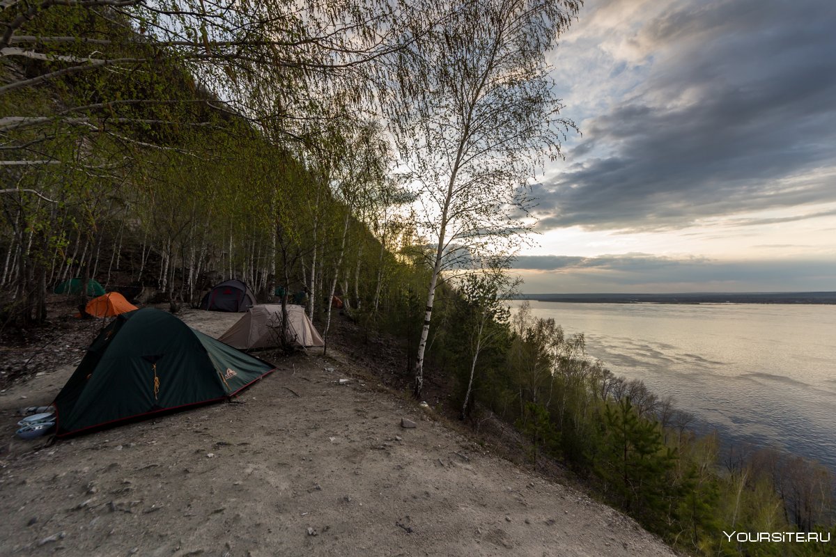 Кемпинг на Волге с палатками