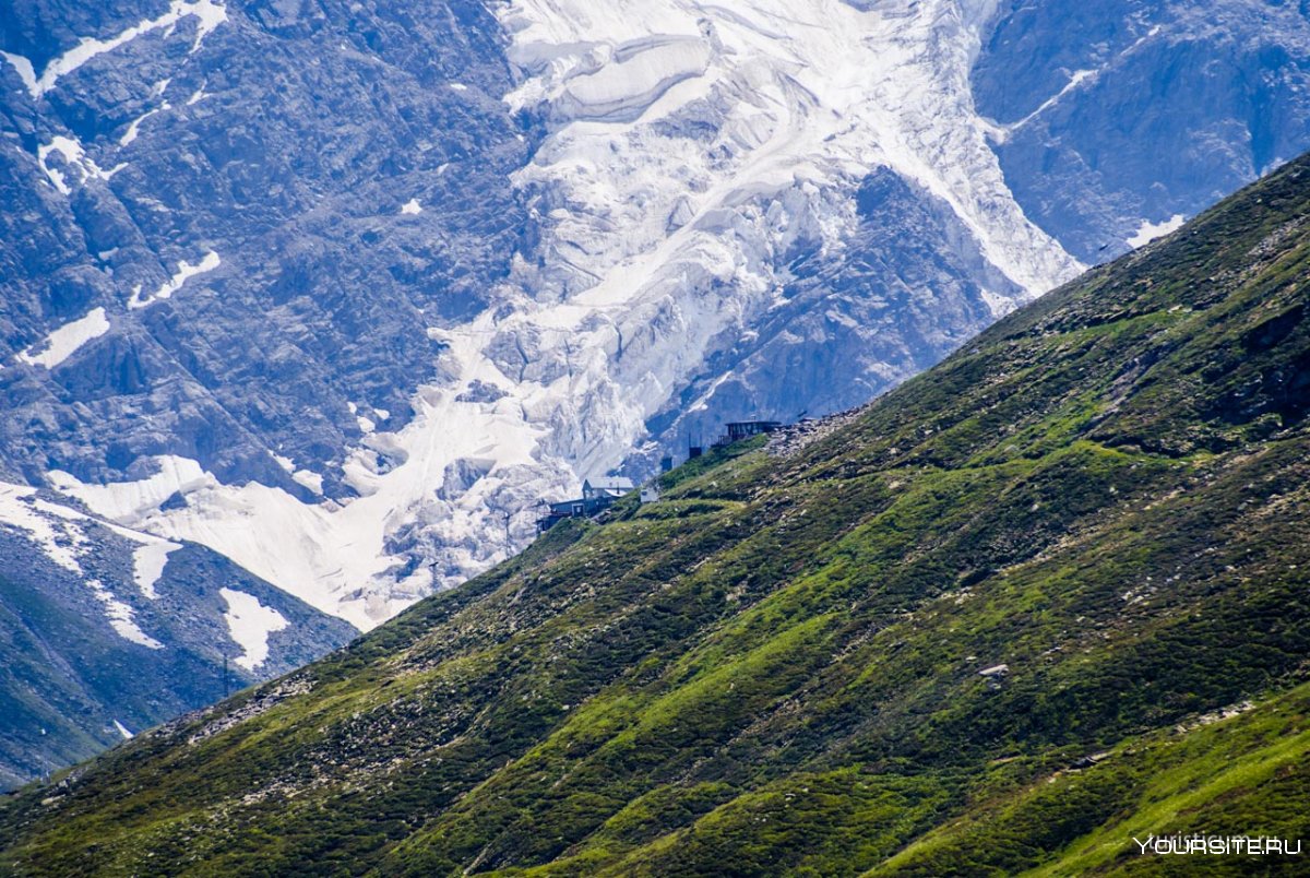Поляна Чегет вид на ледник семерка летом