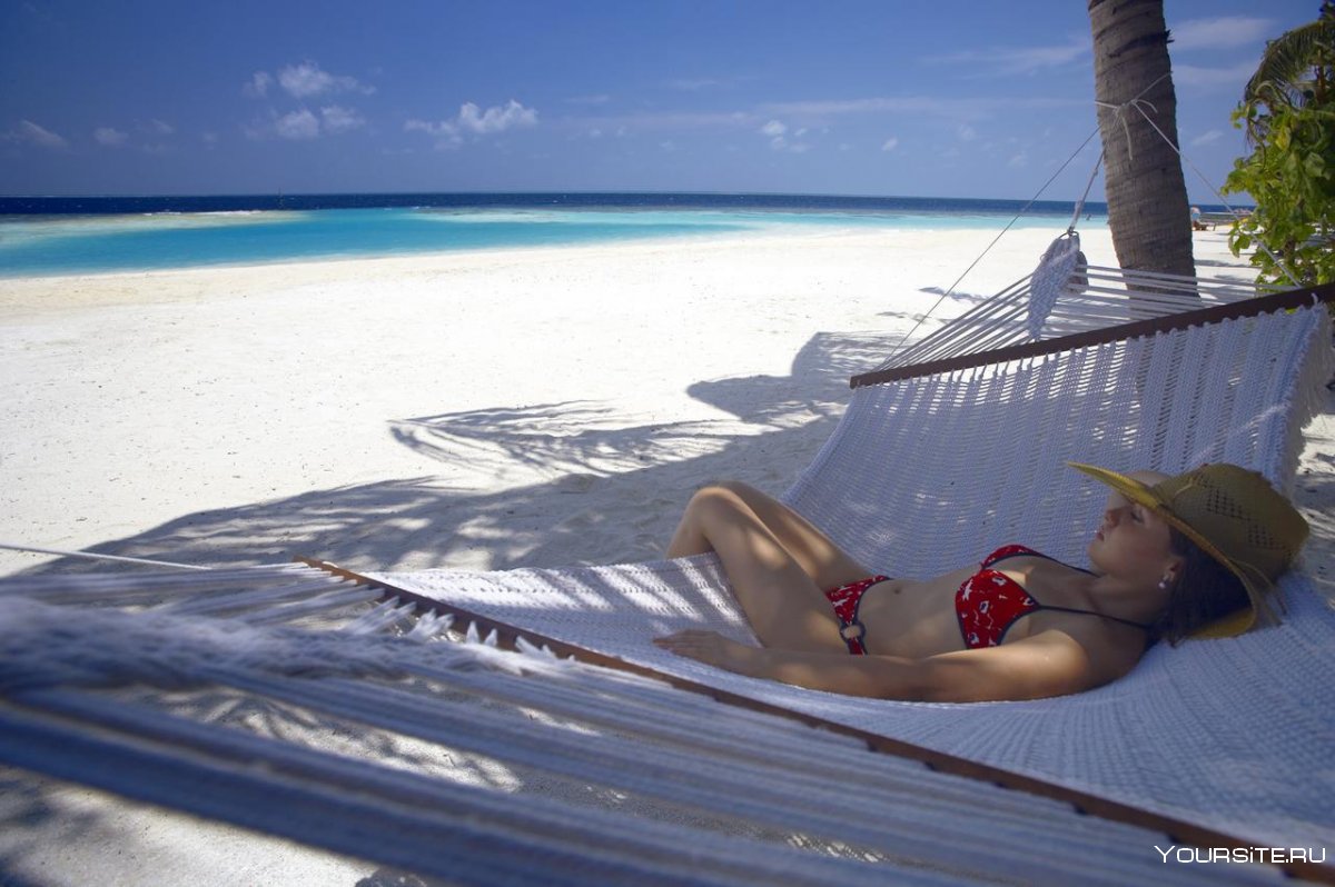 Девушка отдыхает на Мальдивах