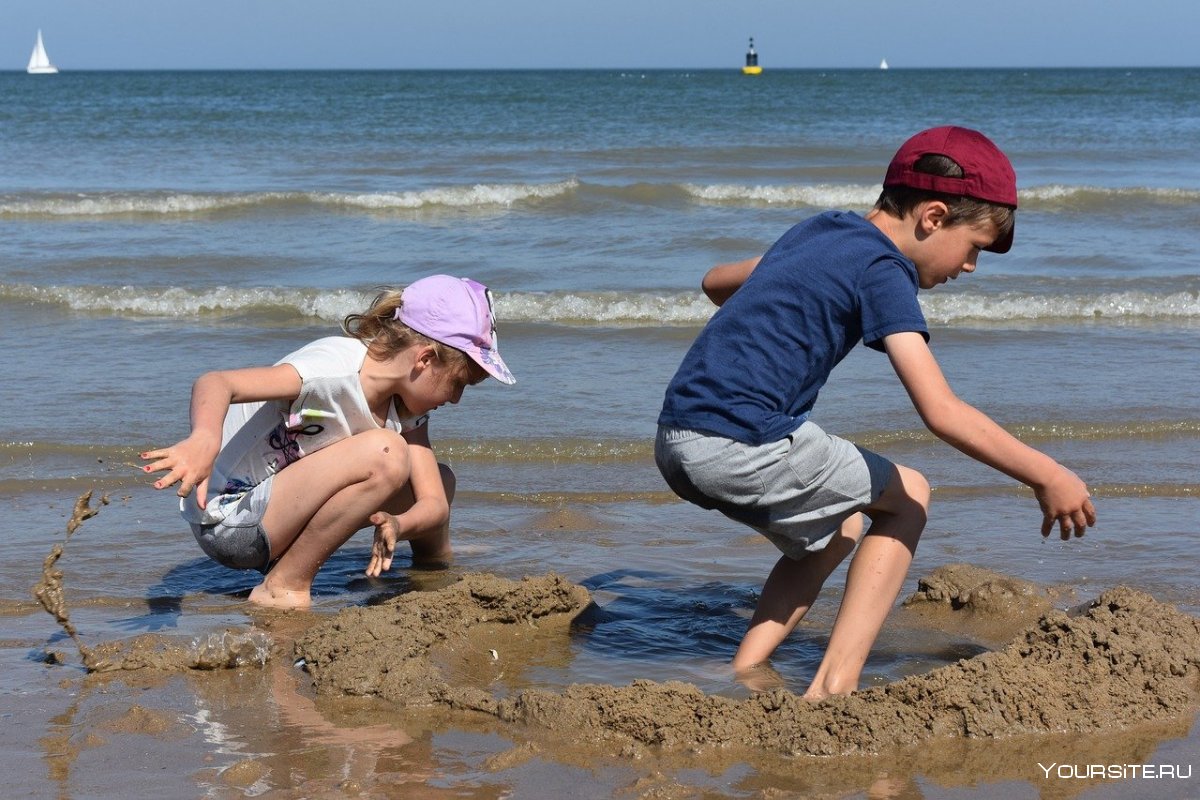 Дети играющие у моря
