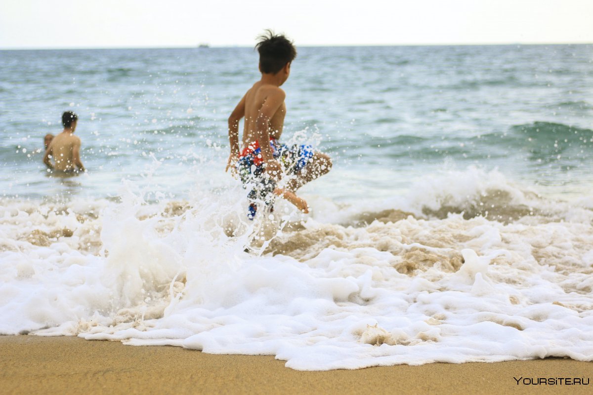 Море и дети и пляж и волны