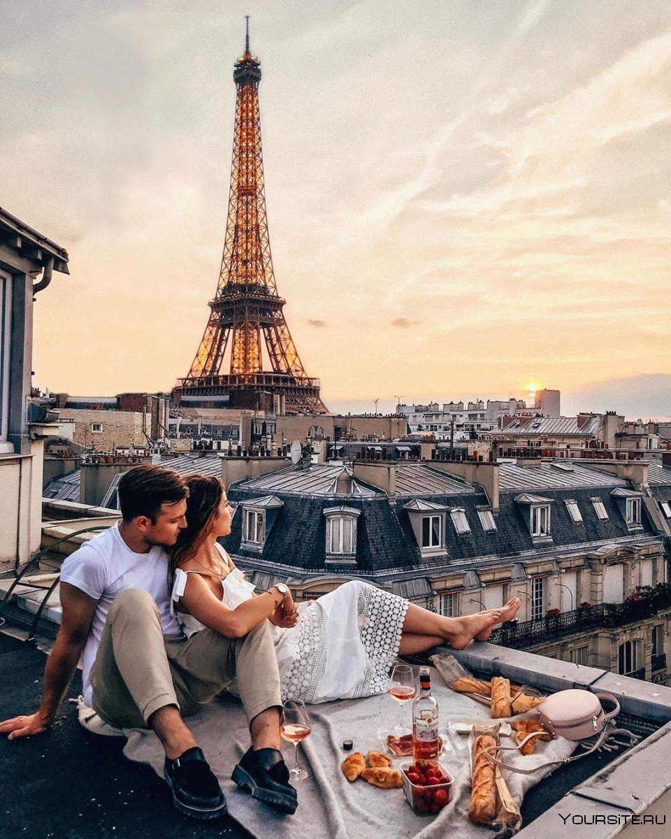 Парень и девушка в Париже