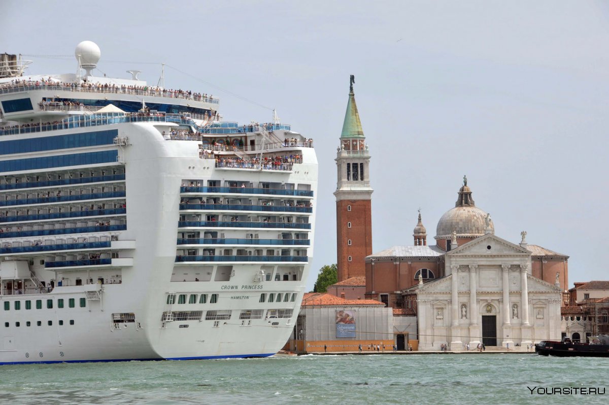 Круизный лайнер в порту Венеции