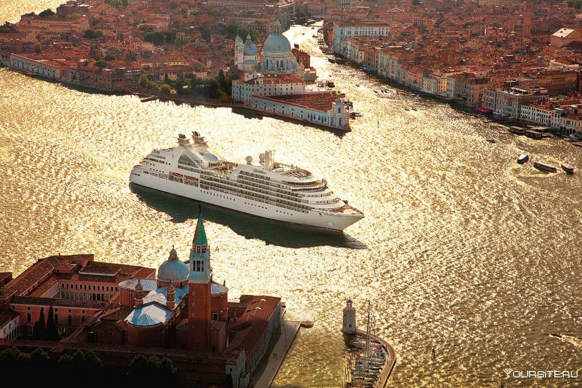 круизный лайнер входит в венецию