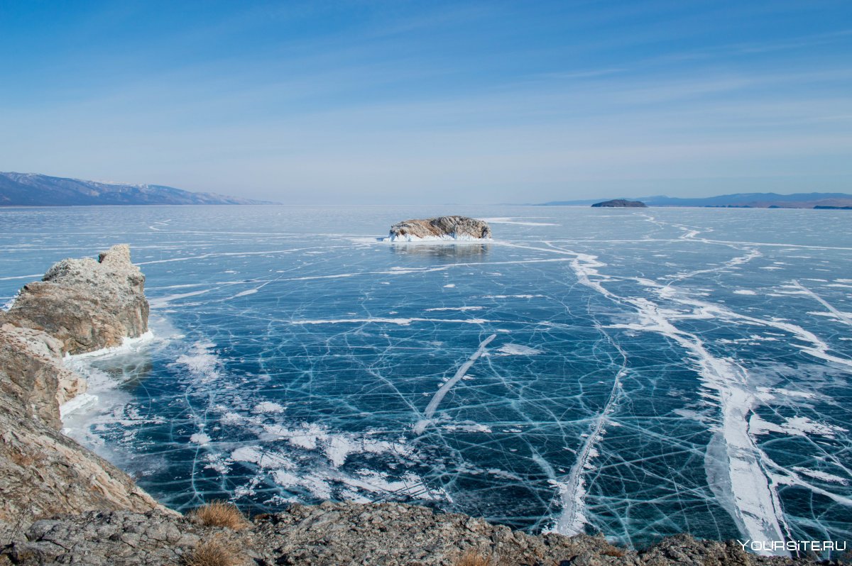 Остров Ольтрек на Байкале зимой