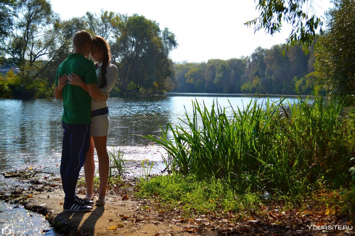 Парень с девушкой на озере
