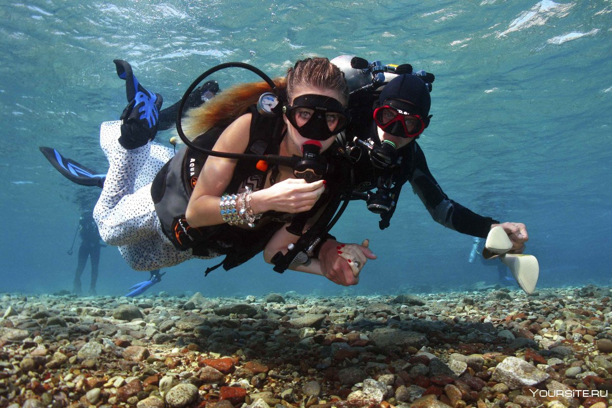 Девушка аквалангист