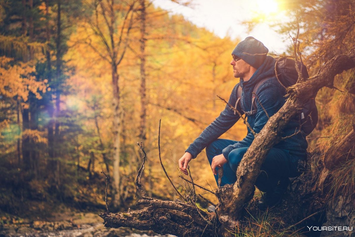 Мужская фотосессия в лесу осенью