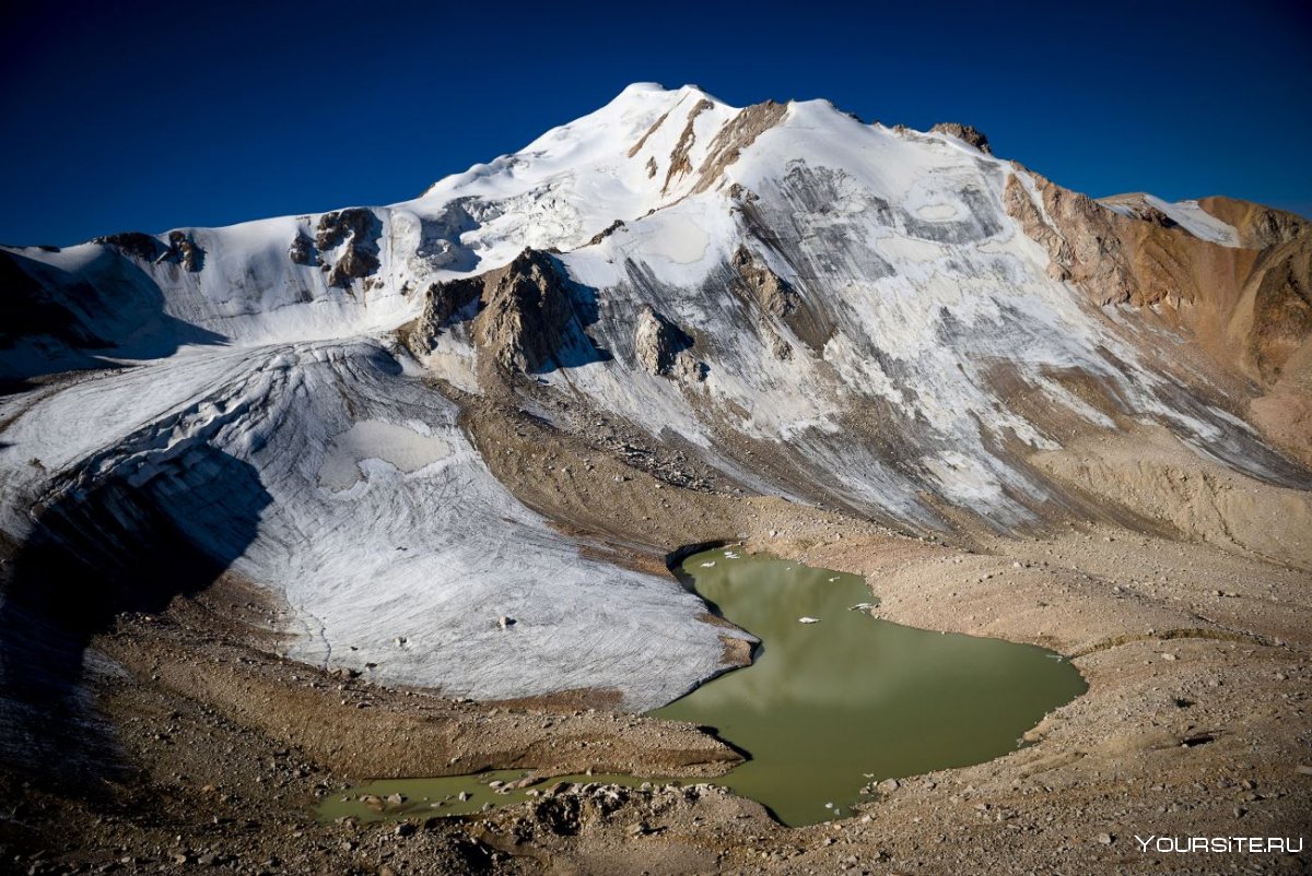 Академия построена под горами