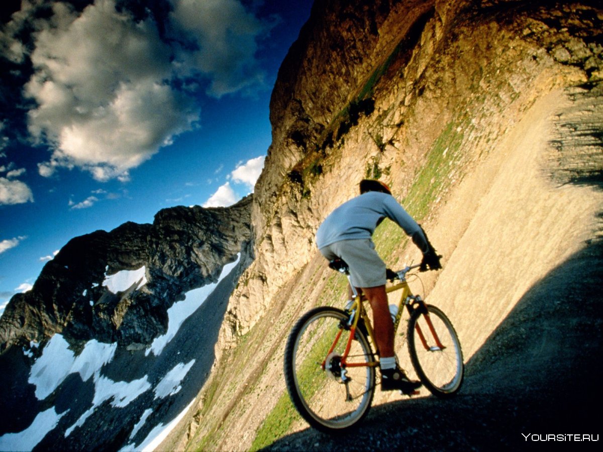 Велосипедист в горах