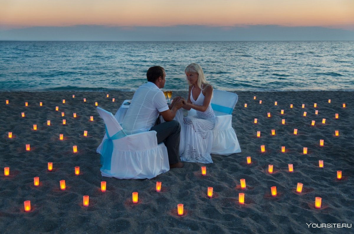 Влюбленные на берегу моря при свечах
