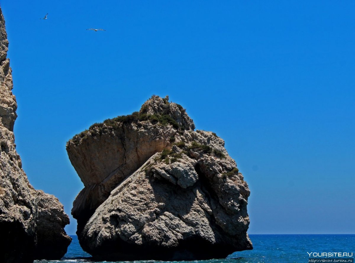 Бухта Афродиты Кипр каменная фигура Афродиты