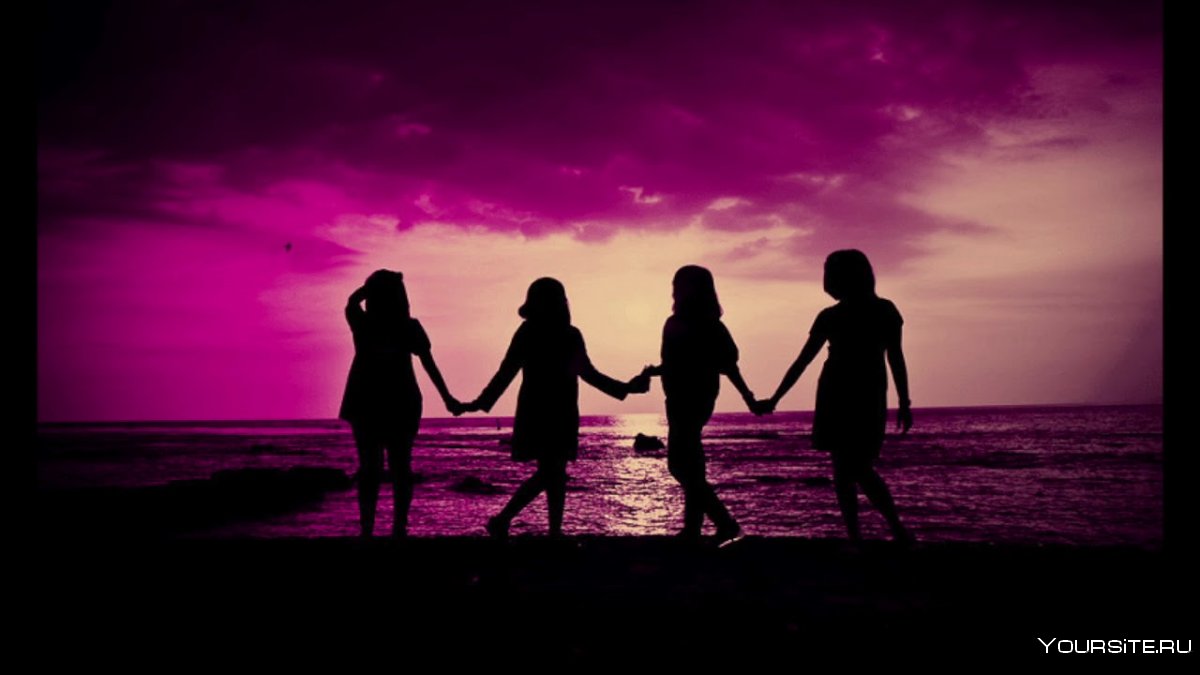 Девушки подружки на закате на море бегут
