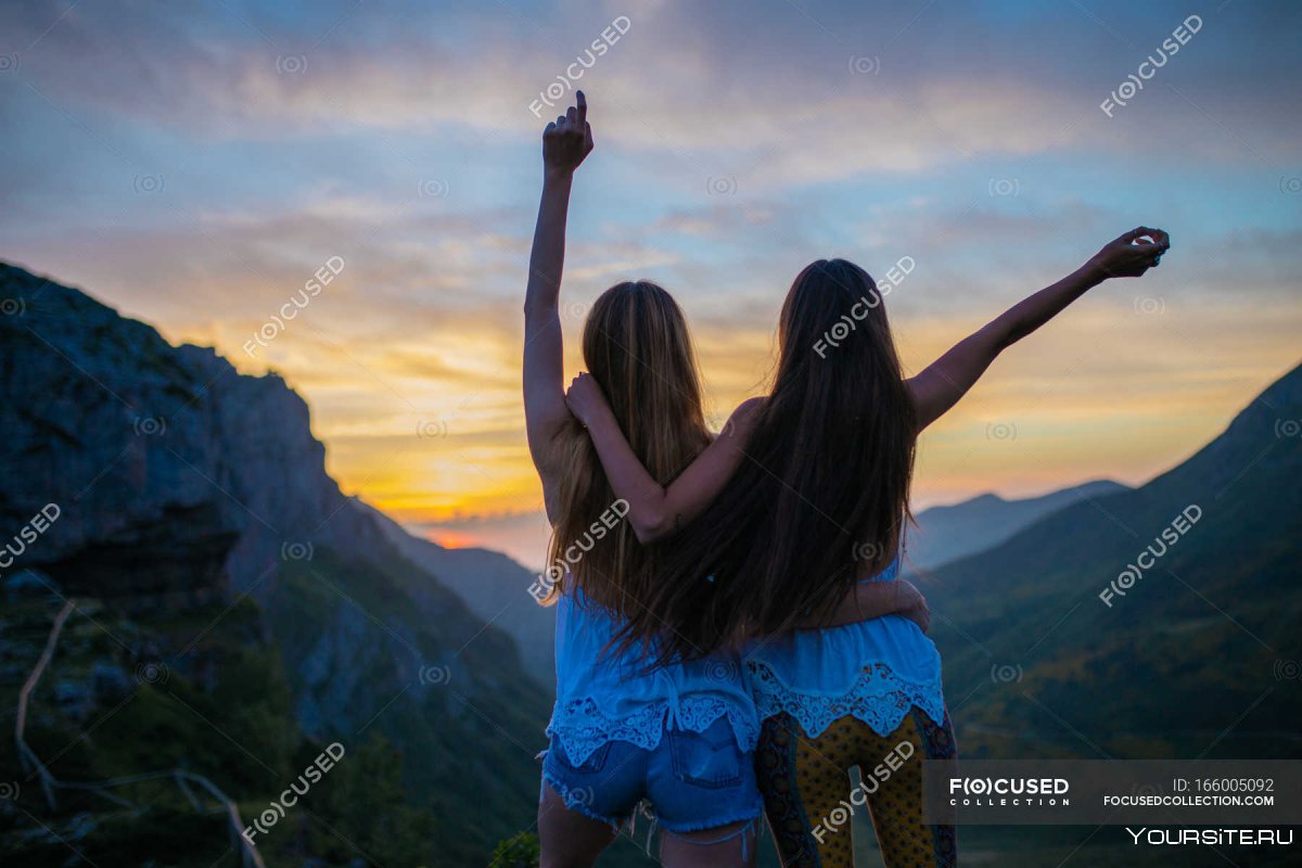Две девушки на закате обнимаются