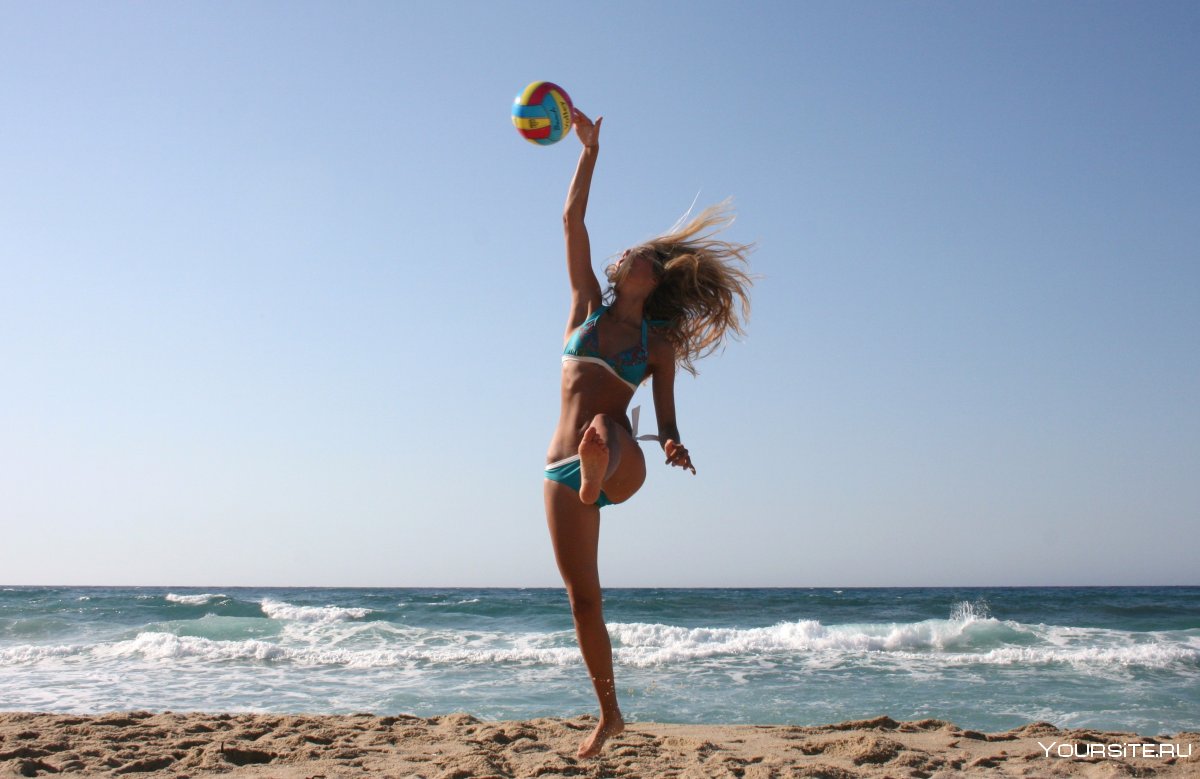 Девушка на пляжном мяче