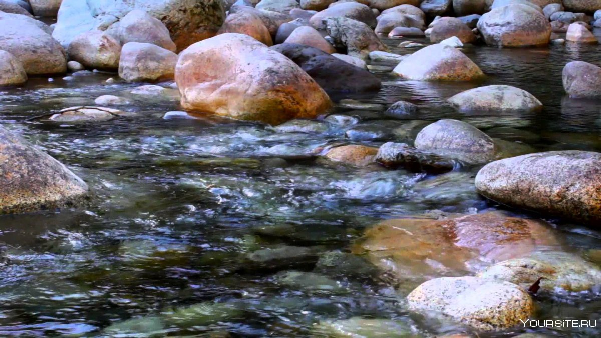 Река вода шлифует камни
