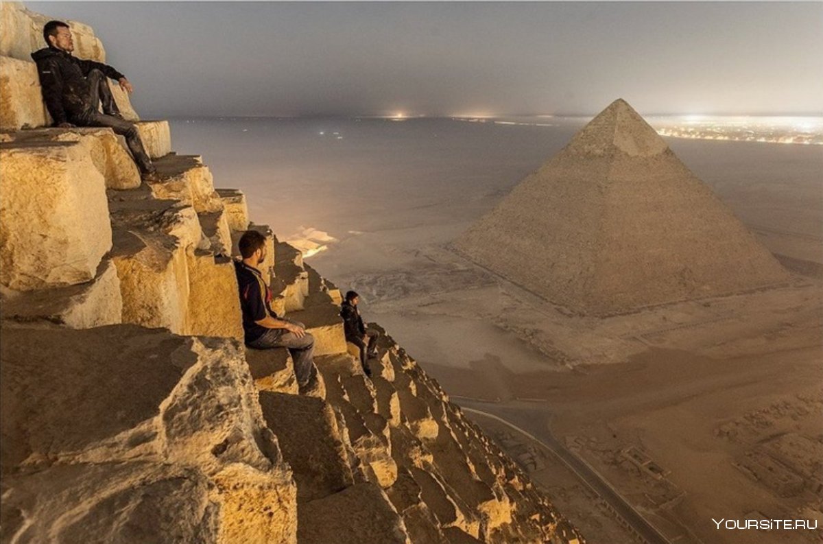 Пирамиды Гизы и фараон