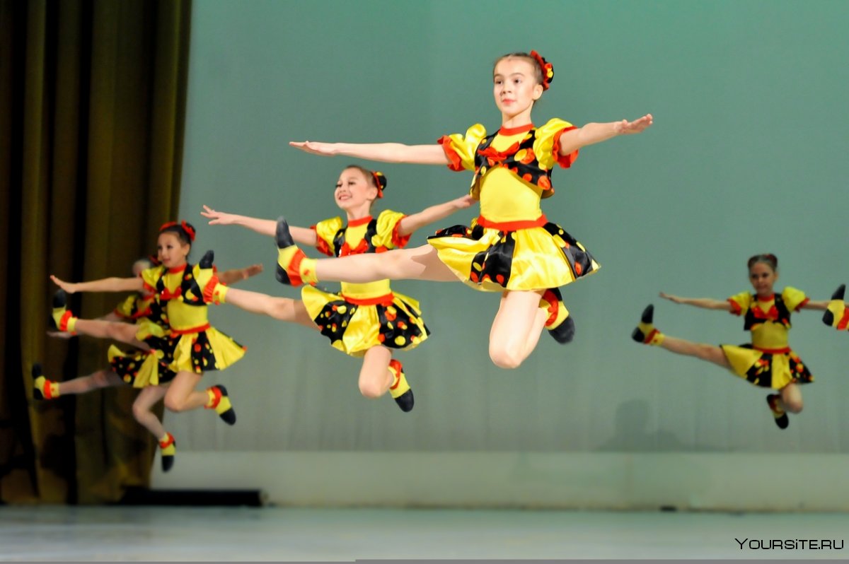 Костюм для эстрадного ансамбля девочек геометрия