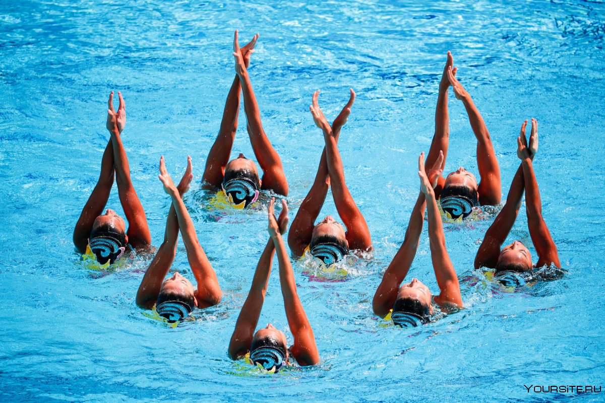 Синхронистки в бассейне