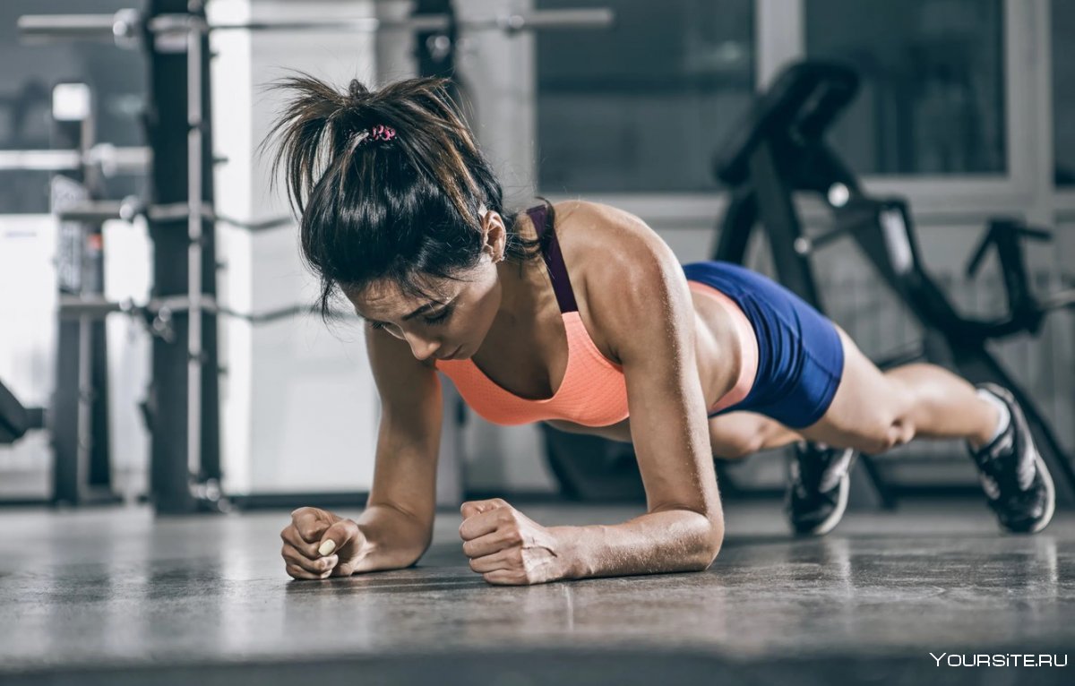 Мужчина в спортзале