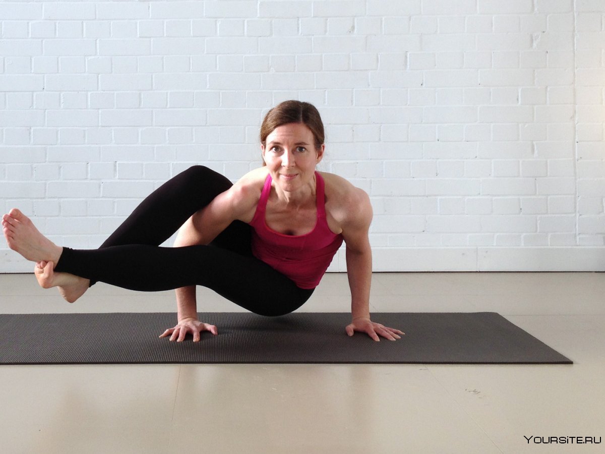 Free photo beautiful sporty woman standing in Acrobat pose