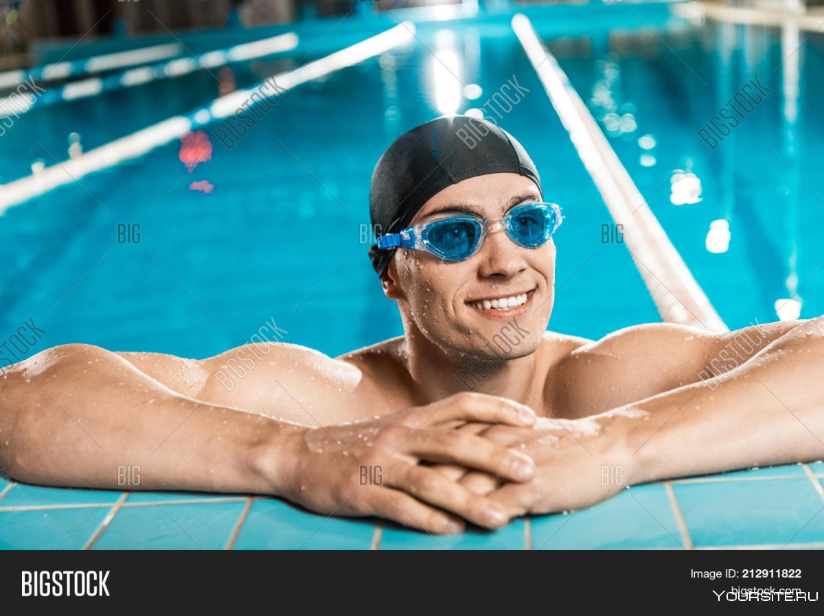 Мужчины в бассейне спортсмены