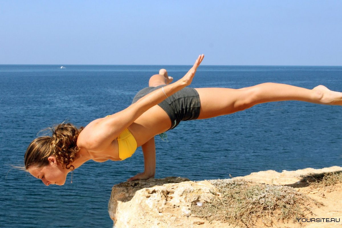 Красивые атлеты мужчины йога